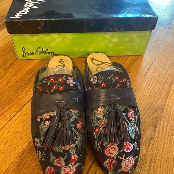 Like new, worn 4 times. Sam Edelman slides - Picture 2 of 4